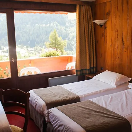 アンコリー シャンパニー アン ヴァノアーズ ホテル ラ・プラーニュ